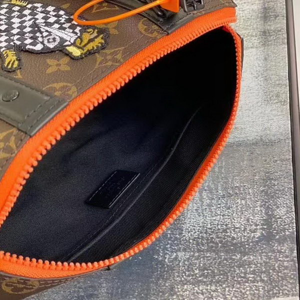 【原版皮】路易威登/LV nano Keeoall 枕头包,以Monogram帆布为袋身,装饰了公仔图案,男女都可以背额款,酷酷帅帅的,款号:M45652