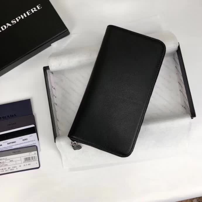 【原版皮】普拉达/Prada 拉链钱夹,选用十字纹小牛皮裁制而成,正面点缀三角唛徽标,经典之作,简单时尚,款号:1ML506