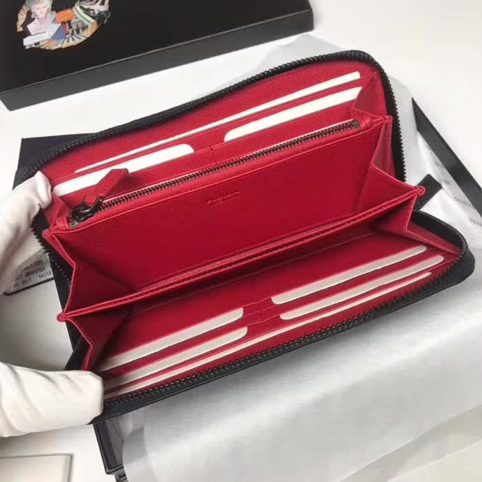 【原版皮】普拉达/Prada 拉链钱夹,选用十字纹牛皮裁制而成,饰以菱形拼色,精湛走线均匀整齐,油边顺滑,款号:2ML317