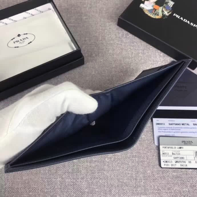 【原版皮】普拉达/Prada 短款钱夹,选用十字纹小牛皮裁制而成,边角热压印字母标识,精湛走线均匀整齐,做工精湛,款号:2M0513