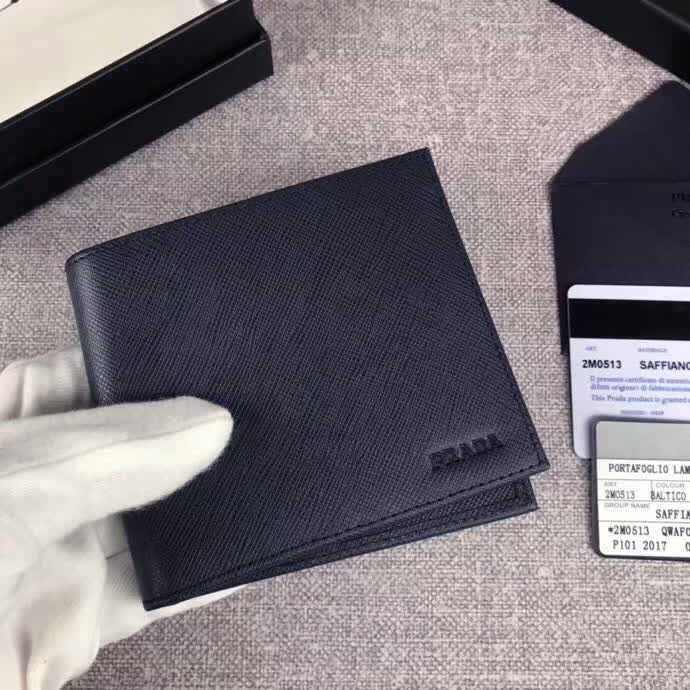 【原版皮】普拉达/Prada 短款钱夹,选用十字纹小牛皮裁制而成,边角热压印字母标识,精湛走线均匀整齐,做工精湛,款号:2M0513