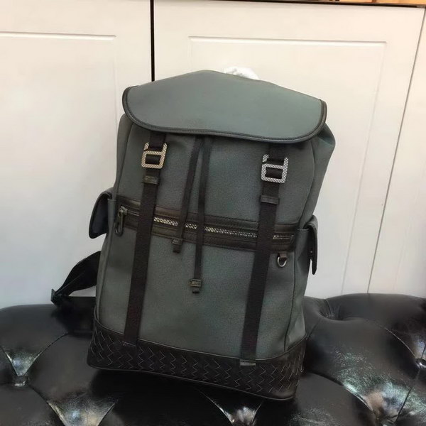 【原版皮】宝缇嘉/BV 男士双肩背包,采用高光胎牛皮搭配防水牛津布,贴袋上编饰标志性的编织图案,设计旨在成就每日佩戴的必备单品,造型质地轻盈,空间充裕,款号:80187308