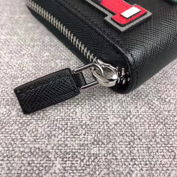 【原版皮】普拉达/Prada 拉链钱夹,选用十字纹小牛皮裁制而成,绗缝特别的皮革徽标设计凸显个性,时尚炫酷,就是要你好看,款号:2ML317