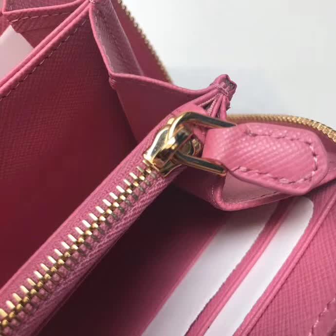 【原版皮】普拉达/Prada 拉链钱夹,选用十字纹小牛皮裁制而成,正面点缀金色散字徽标,尽显高档时尚,低调而又奢华,款号:1ML506