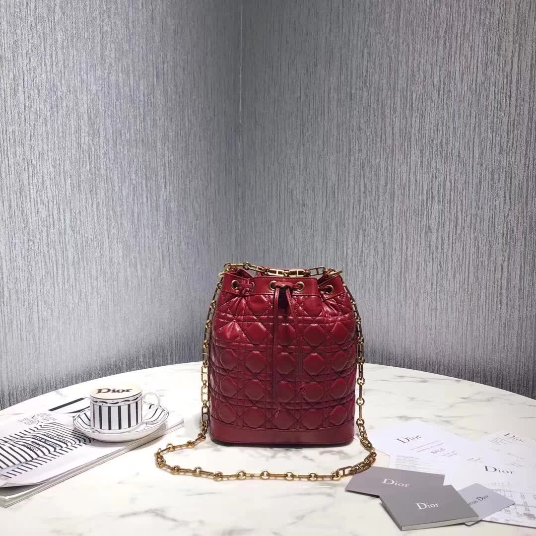 【原版皮】迪奥/Dior 水桶包,选用柔软羊皮裁制而成,全新包型,火遍时尚圈的复古潮流感,款号:M1693