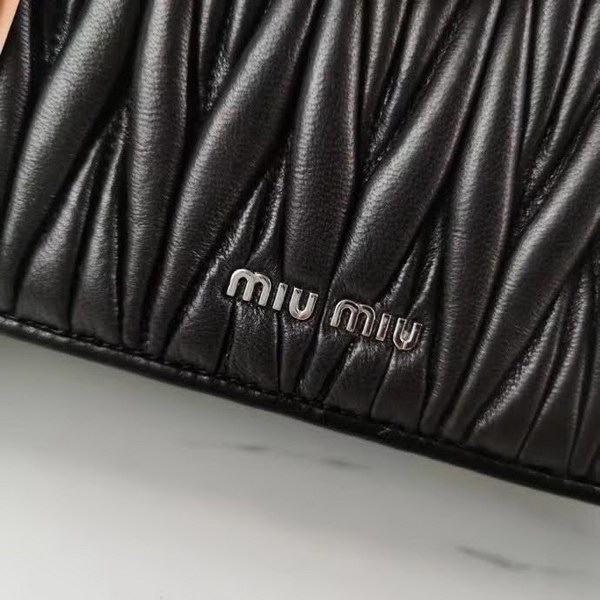 【原版皮】缪缪/Miu Miu 肩背包,采用小进口土耳其绵羊皮材质精心裁制而成,手感细腻柔软,内里三隔层,款号:5BD015
