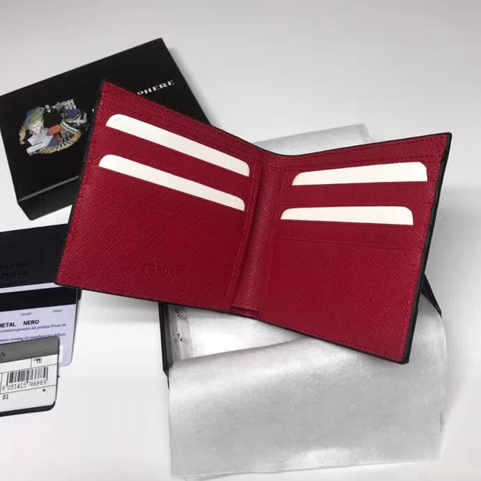 【原版皮】普拉达/Prada 短款钱夹,选用十字纹牛皮裁制而成,饰以菱形拼色,精湛走线均匀整齐,油边顺滑,款号:2M0513