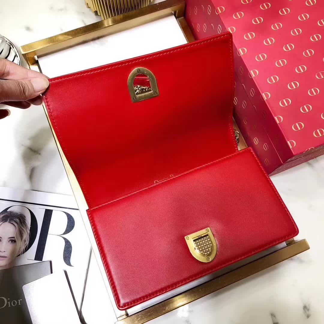 【原版皮】迪奥/Dior 链条包,选用小羊皮裁制而成,缀以饰钉 Archicannage藤格纹图案,徽章锁扣,美得不要不要的