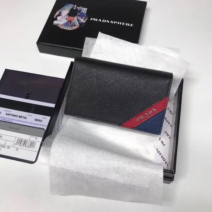 【原版皮】普拉达/Prada 男士卡包，选用十字纹牛皮裁制而成，版型立挺，精湛走线均匀整齐，油边顺滑，做工精致如图可见，款号：2MC122