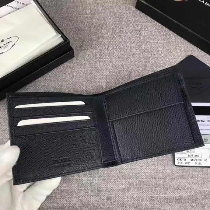 【原版皮】普拉达/Prada 短款钱夹,选用十字纹小牛皮裁制而成,边角点缀散字唛徽标,经典之作,简单时尚,款号:2M0738