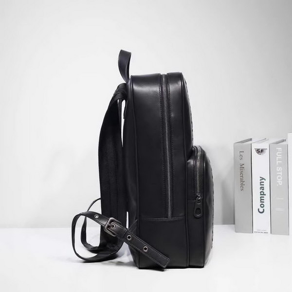 【原版皮】宝缇嘉/BV 男士双肩包,融合VN Eyelets工艺新颖呈现,光滑打蜡小牛皮基底上,大号金属孔眼条纹和intrecciato编织图案交织呈现,相映成趣,款号:80186608A