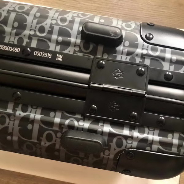 迪奥Dior X 日默瓦/RiMoWa 独家定制款化妆箱,汇集艺术,时尚与设计,领先时装周发售,体现精湛的手工匠艺和专业技术