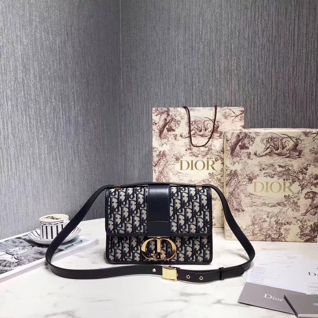 【原版皮】迪奥/Dior 30 MONTAIGNE手袋,选用Oblique提花帆布搭配同色系牛皮皮革裁制而成,饰以标志性“CD”字母锁扣,背面点缀30 Montaigne立体压印装饰,款号:M9203