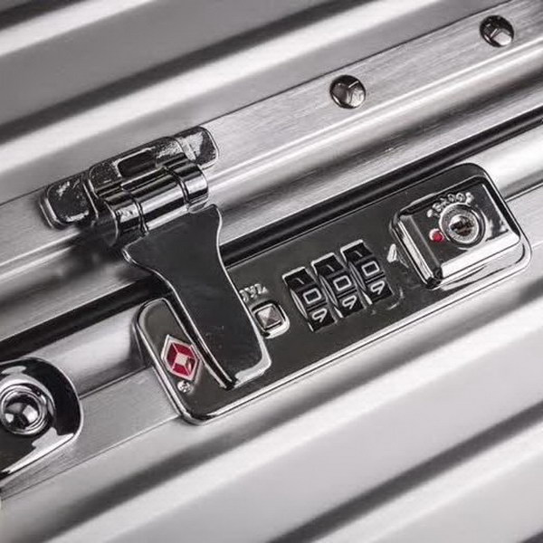 日默瓦/Rimowa 旅行箱,全铝镁合金,经典款的新版本,彩色皮质把手,购买就送透明套,4个轮子,2个手把,绑带,想怎么换就怎么换,永远是街头机场最靓的你