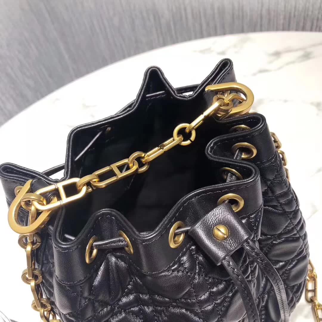 【原版皮】迪奥/Dior 水桶包,选用柔软羊皮裁制而成,全新包型,火遍时尚圈的复古潮流感,款号:M1693