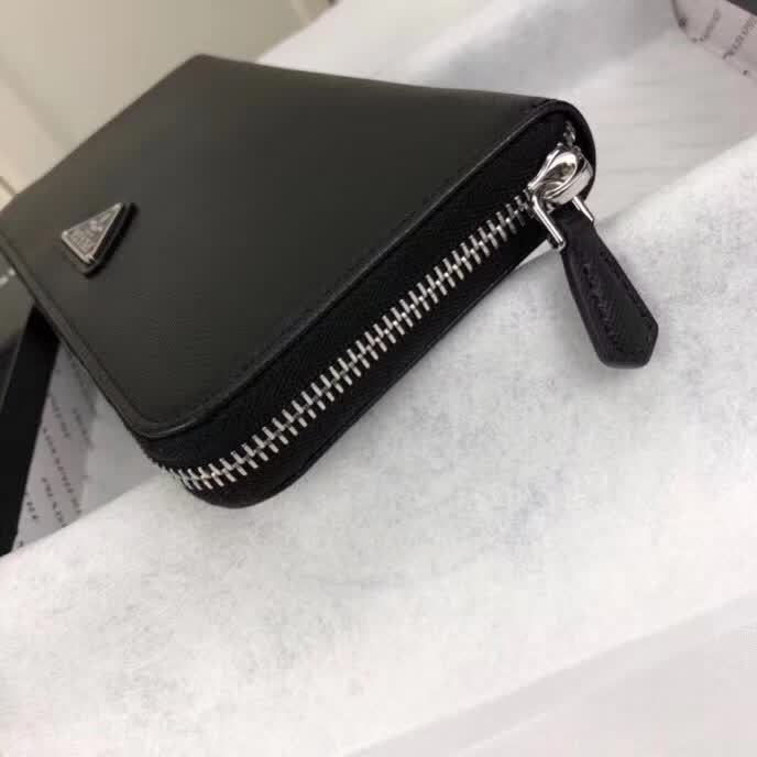 【原版皮】普拉达/Prada 拉链钱夹,选用十字纹小牛皮裁制而成,正面点缀三角唛徽标,经典之作,简单时尚,款号:1ML506