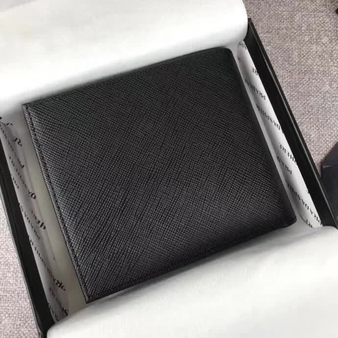 【原版皮】普拉达/Prada 短款钱夹,选用十字纹小牛皮裁制而成,边角点缀小公仔标识,经典之作,简单时尚,款号:2M0513