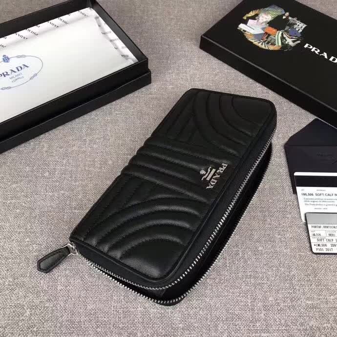 【原版皮】普拉达/Prada 拉链钱夹,选用纳帕牛皮裁制而成,点缀散字唛徽标,精湛走线均匀整齐,款号:1ML506