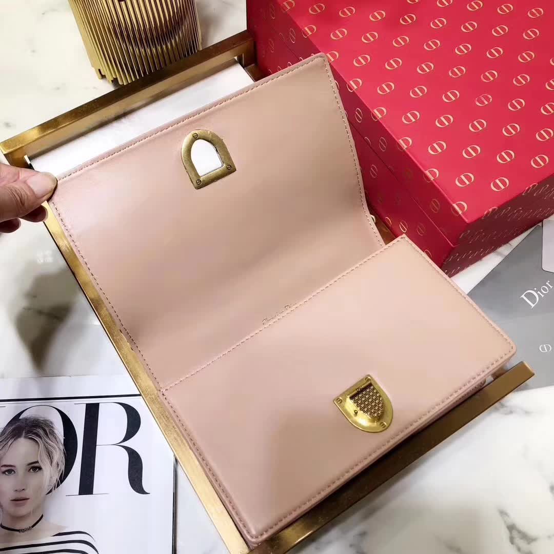 【原版皮】迪奥/Dior 链条包,选用小羊皮裁制而成,缀以饰钉 Archicannage藤格纹图案,徽章锁扣,美得不要不要的