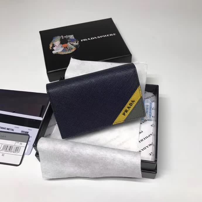 【原版皮】普拉达/Prada 男士卡包，选用十字纹牛皮裁制而成，版型立挺，精湛走线均匀整齐，油边顺滑，做工精致如图可见，款号：2MC122
