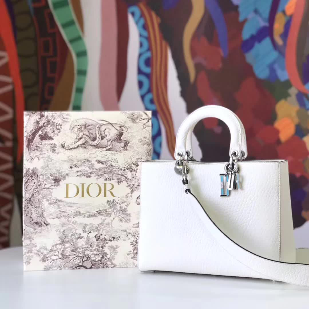 【原版皮】迪奥/Dior 手提包,选用大象纹小牛皮裁制而成,缀以品牌标识吊坠,搭配宽肩带更有特色,简约时尚