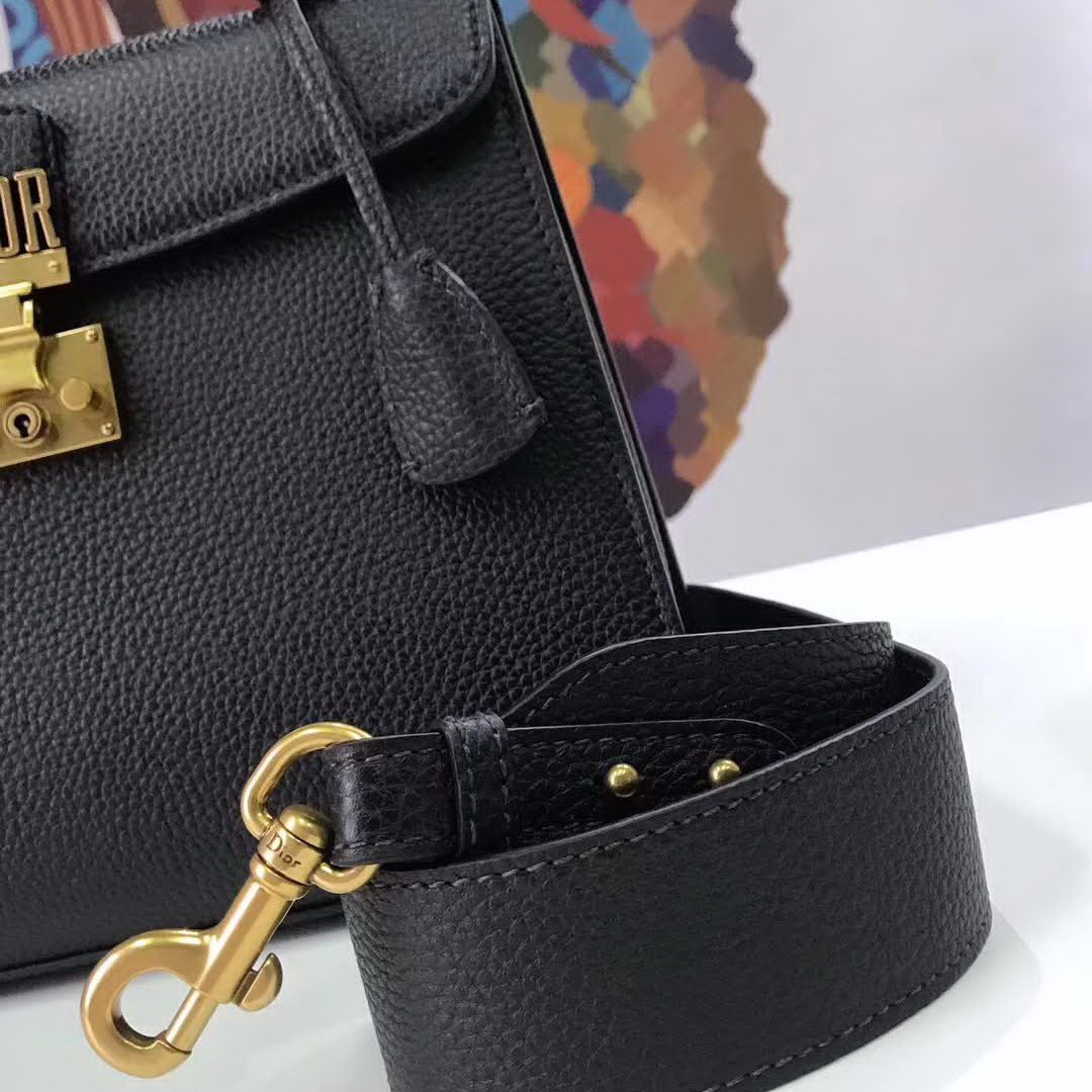 【原版皮】迪奥/Dior 手提包,选用荔枝纹小牛皮裁制而成,饰以品牌标识字母锁扣,低调奢华,简约时尚