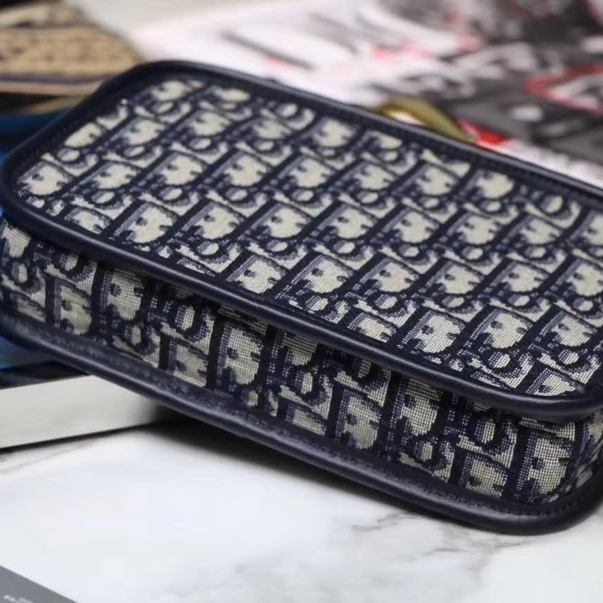 【原版皮】迪奥/Dior 相机包,选用Oblique提花帆布搭配同色系牛皮皮革裁制而成,大大的D字扣的手拎设计五金,随意又摩登,谁用谁时髦