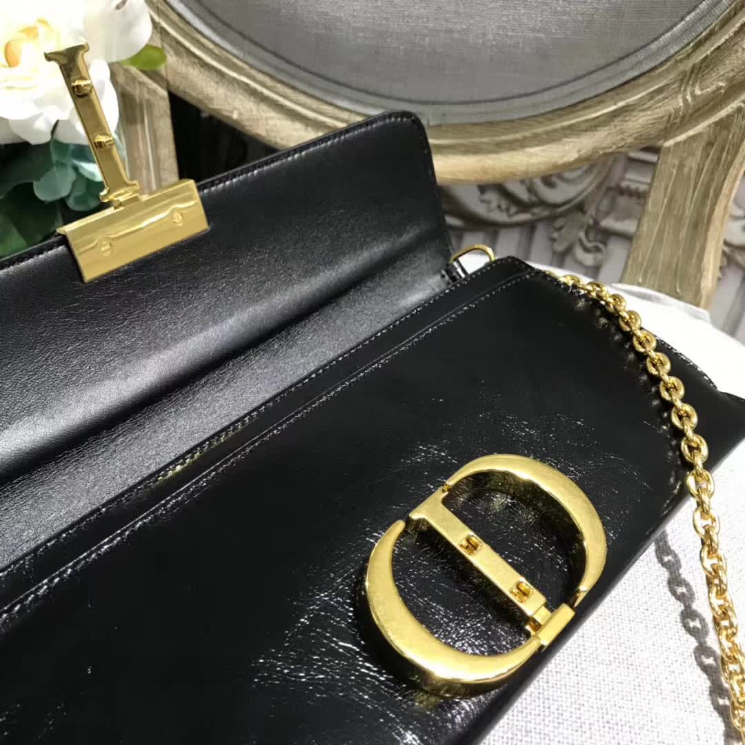 【原版皮】迪奥/Dior 30 Montaigne链条包,选用裂纹亮皮牛皮裁制而成,饰以标志性“CD”字母锁扣,款号:M5683