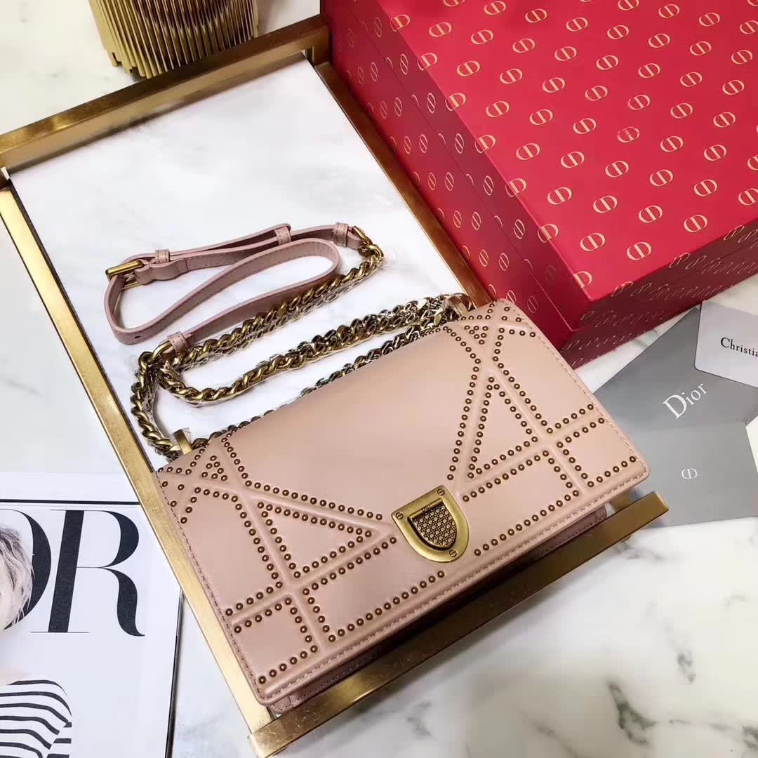 【原版皮】迪奥/Dior 链条包,选用小羊皮裁制而成,缀以饰钉 Archicannage藤格纹图案,徽章锁扣,美得不要不要的