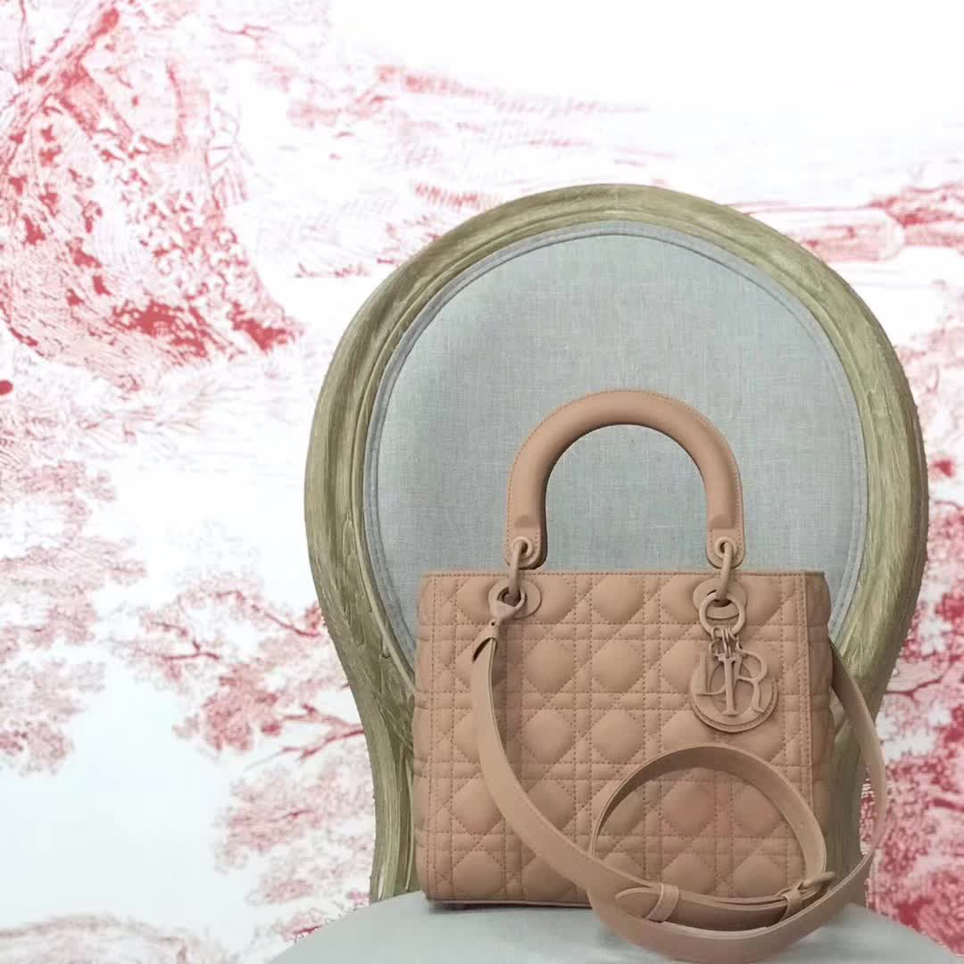 【原版皮】迪奥/Dior 戴妃包,磨砂系列,选用小牛皮绗缝藤格纹,饰有 Ultra matte 饰面金属配饰