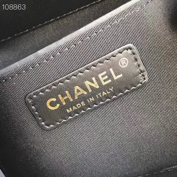 【原版皮】香奈儿/Chanel Mini小水桶包,上身简直太可爱了,这次的Hobo小水桶,长度刚好到腰部,相比之前的小水桶,这次最新款的水桶空格做得更加饱满,款号:AS1801