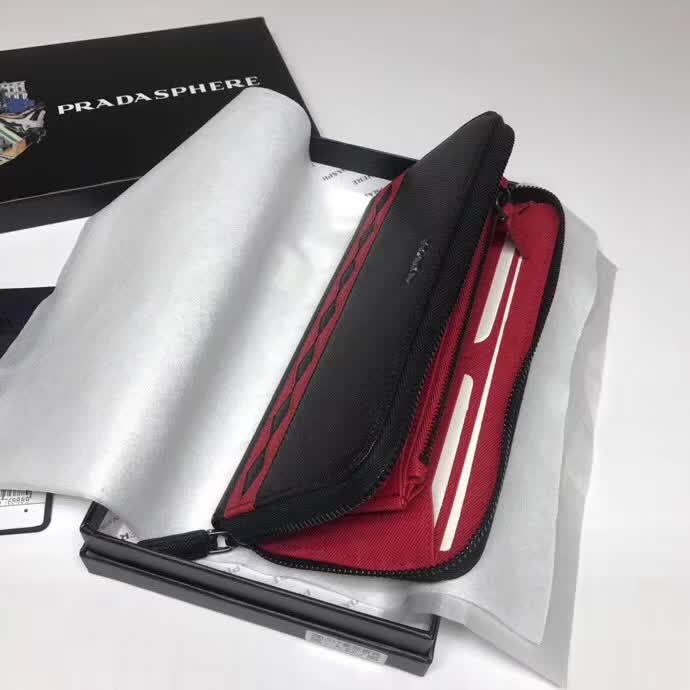 【原版皮】普拉达/Prada 拉链钱夹,选用十字纹牛皮裁制而成,饰以菱形拼色,精湛走线均匀整齐,油边顺滑,款号:2ML317