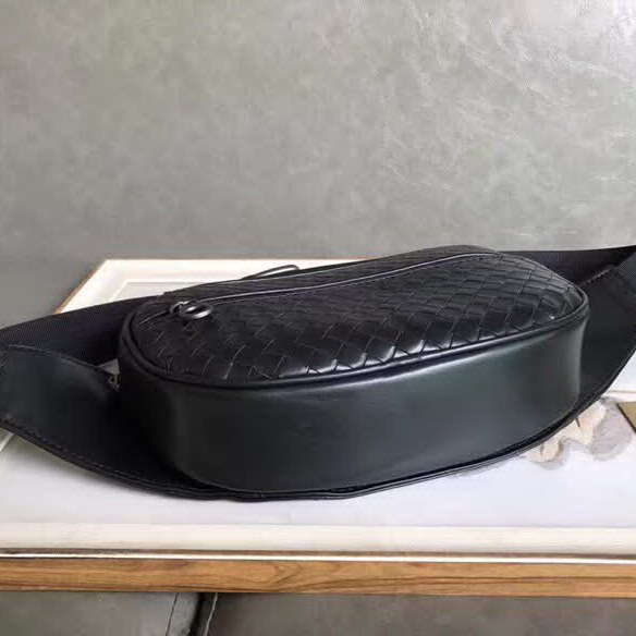 【原版皮】葆蝶家/Bottega Veneta 胸包,经典爆款,选用高光胎牛皮裁制而成,搭配哑锖色五金,所有材料都精挑细选