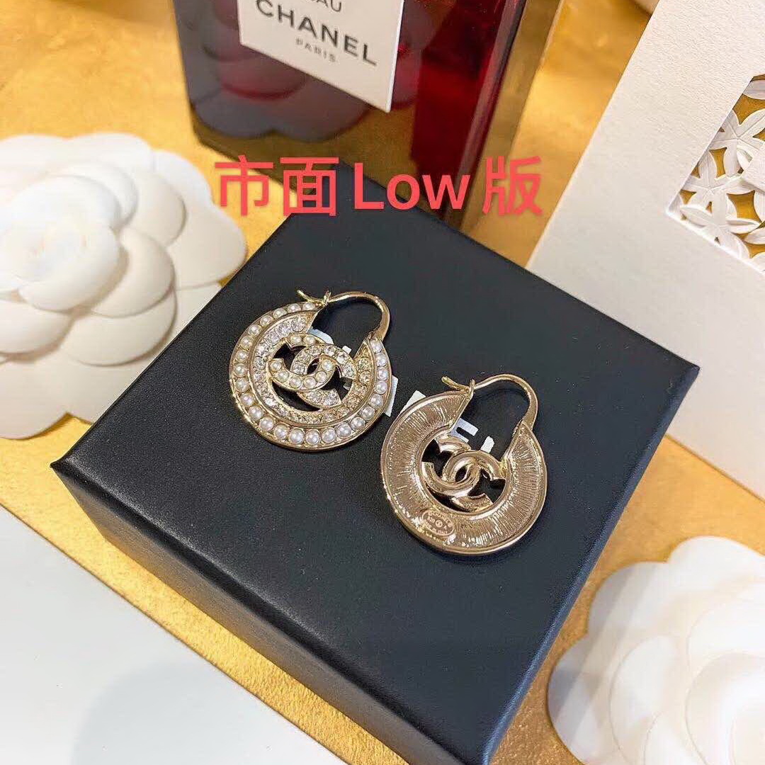 20秋季最新专柜款-Chanel圆形珍珠耳环,细节满满的一款,以及背面五金的细腻,完美一对耳环用了64颗施华洛世奇珍珠,50粒施华洛世奇钻