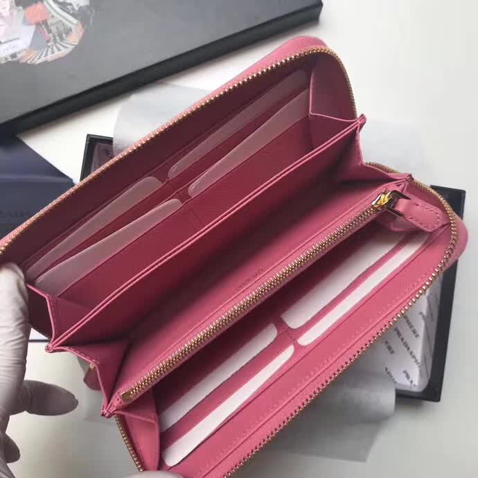 【原版皮】普拉达/Prada 拉链钱夹,选用十字纹小牛皮裁制而成,正面点缀金色散字徽标,尽显高档时尚,低调而又奢华,款号:1ML506