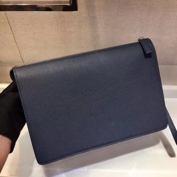 【原版皮】普拉达/Prada 男士手包,采用小牛皮材质,充分呈现充满现代感和阳刚之气的迷人魅力,颇具功能性,非常实用,款号:2VF018
