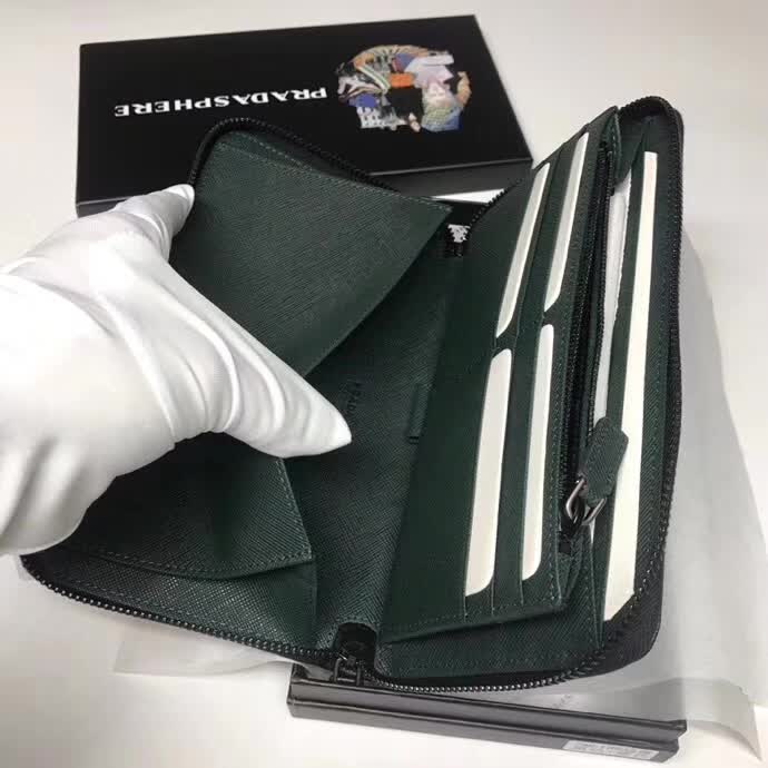 【原版皮】普拉达/Prada 拉链钱夹,选用十字纹小牛皮裁制而成,边角点缀三角散字徽标,经典之作,简单时尚,款号:2ML188