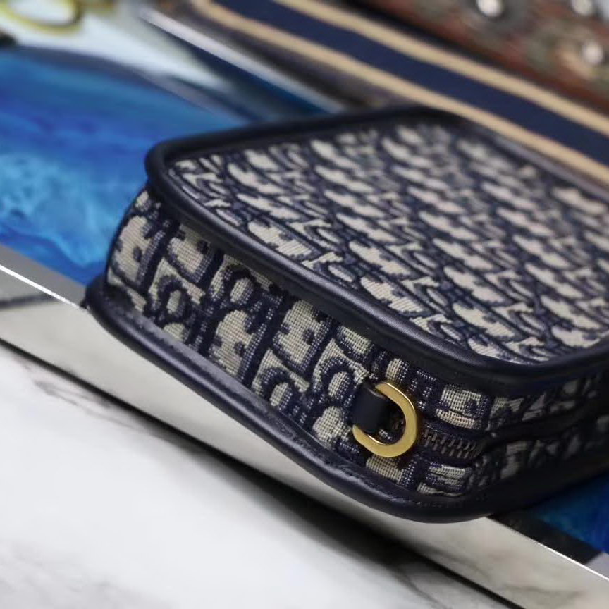 【原版皮】迪奥/Dior 相机包,选用Oblique提花帆布搭配同色系牛皮皮革裁制而成,大大的D字扣的手拎设计五金,随意又摩登,谁用谁时髦