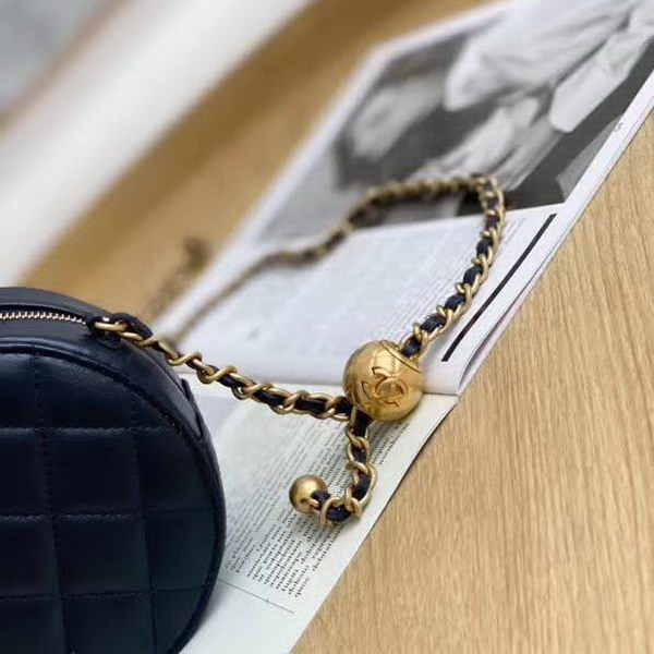 【原版皮】香奈儿/Chanel 金球系列小圆饼包,采用小羊皮精心裁制而成,柔软细腻搭配这季最火爆的链条,神奇的小金球能控制肩带长短,平时出门带的口红车钥匙纸巾都能放,款号:AS0366