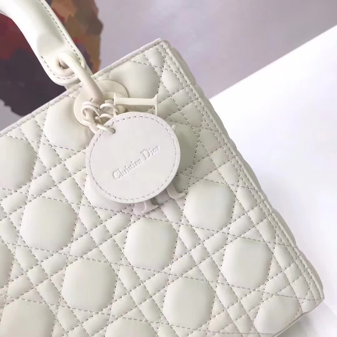 【原版皮】迪奥/Dior 戴妃包,磨砂系列,选用小牛皮绗缝藤格纹,饰有 Ultra matte 饰面金属配饰