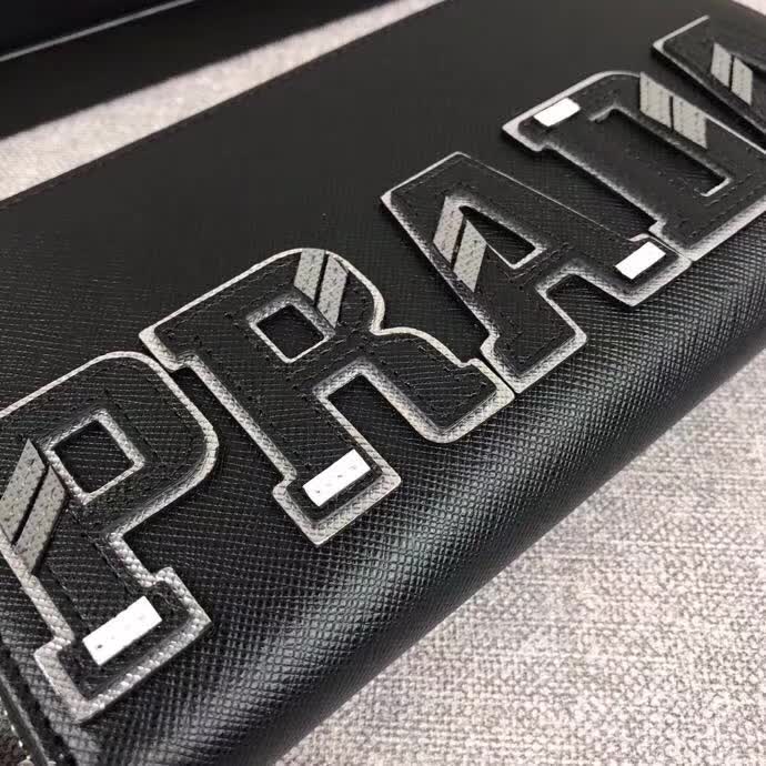 【原版皮】普拉达/Prada 拉链钱夹,选用十字纹小牛皮裁制而成,绗缝特别的皮革徽标设计凸显个性,时尚炫酷,就是要你好看,款号:2ML317