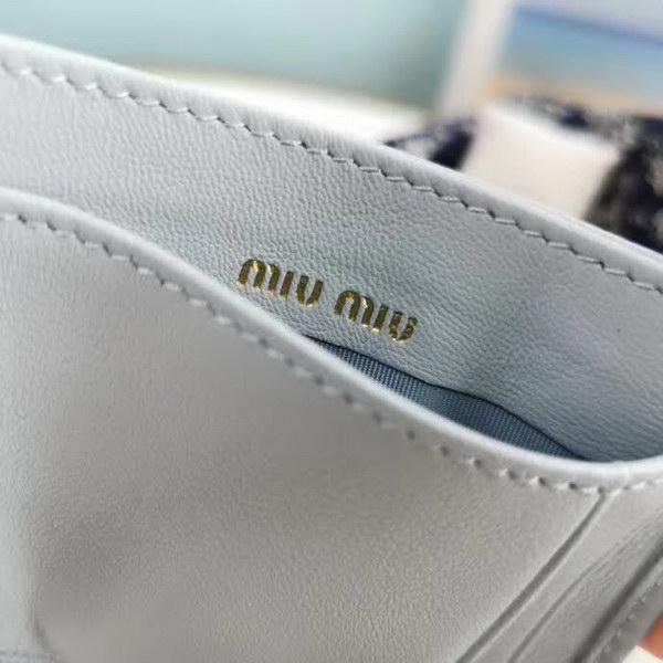 【原版皮】缪缪/Miu Miu 卡夹,采用小羊皮材质精心裁制而成,Matelasse花纹图案,内里标识烫字,Moire和皮革衬里,款号:5MC076