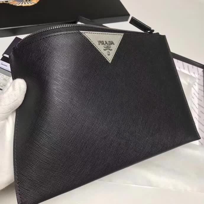 【原版皮】普拉达/Prada 男士手包,选用十字纹小牛皮裁制而成,正面点缀品牌三角散字徽标,款号:2NG05V