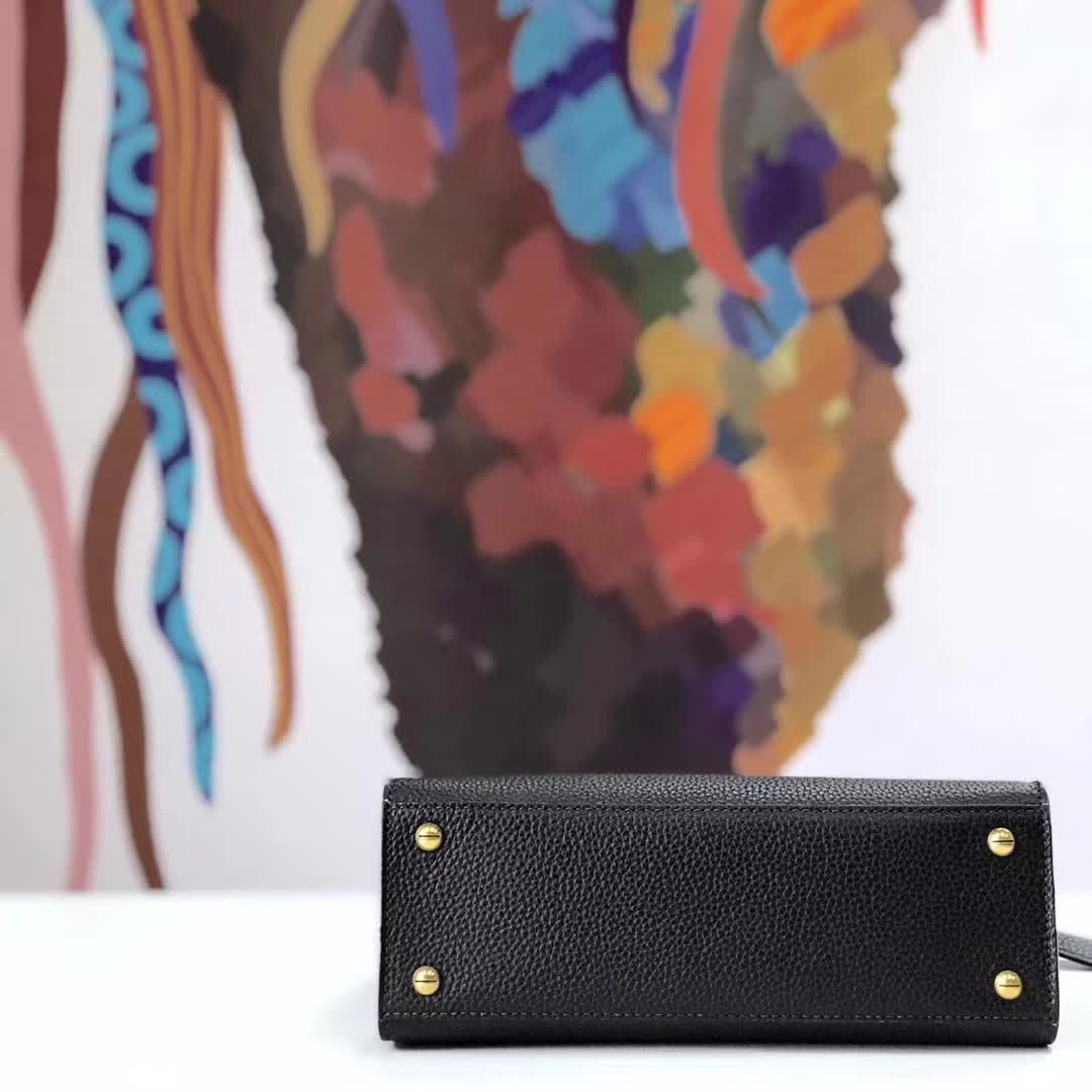 【原版皮】迪奥/Dior 手提包,选用荔枝纹小牛皮裁制而成,饰以品牌标识字母锁扣,低调奢华,简约时尚