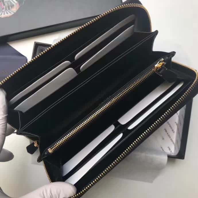 【原版皮】普拉达/Prada 拉链钱夹,选用十字纹小牛皮裁制而成,正面点缀金色散字徽标,尽显高档时尚,低调而又奢华,款号:1ML506