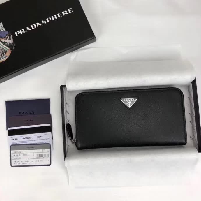 【原版皮】普拉达/Prada 拉链钱夹,选用十字纹小牛皮裁制而成,正面点缀三角唛徽标,经典之作,简单时尚,款号:1ML506