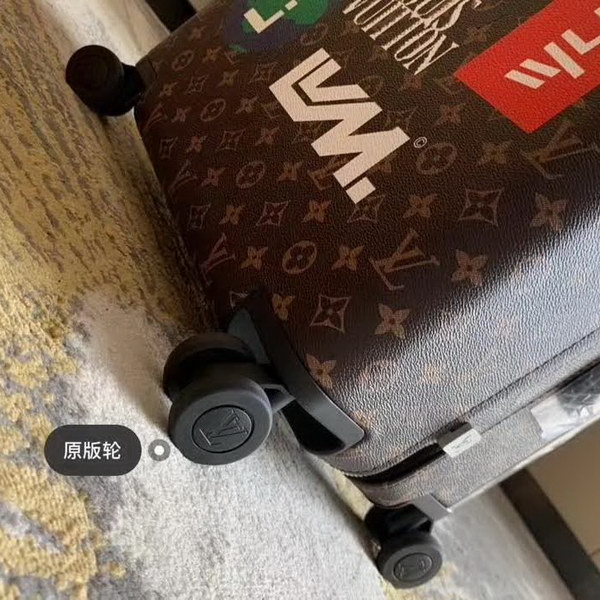 路易威登/LV Horizon 50拉杆箱,以个性创意革传奇经典,为标志性Monogram帆布点缀旅行贴饰,皮革边角保护和超大外置拉杆丰富智慧细节,打造优雅且实用的旅行伴侣
