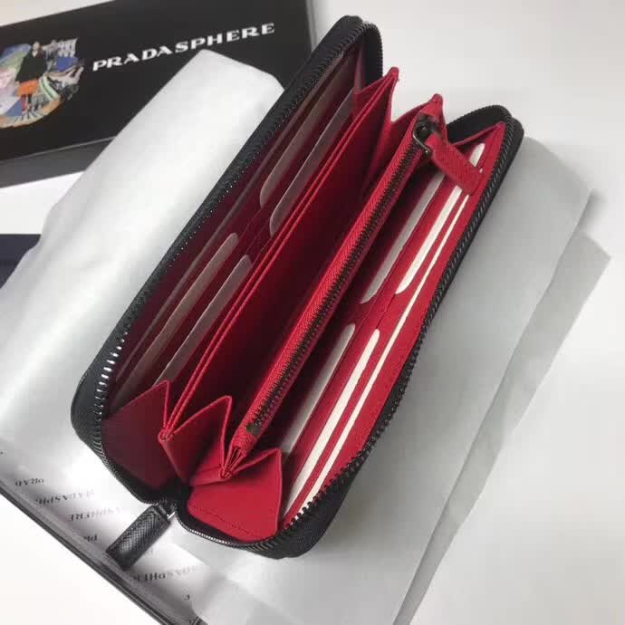 【原版皮】普拉达/Prada 拉链钱夹,选用十字纹牛皮裁制而成,饰以菱形拼色,精湛走线均匀整齐,油边顺滑,款号:2ML317