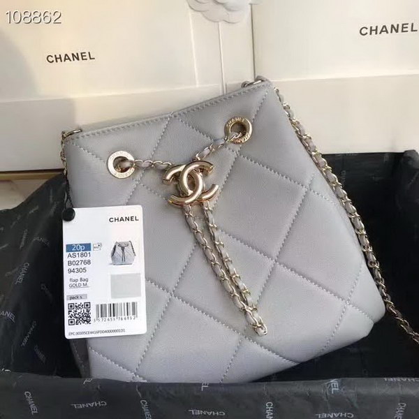 【原版皮】香奈儿/Chanel Mini小水桶包,上身简直太可爱了,这次的Hobo小水桶,长度刚好到腰部,相比之前的小水桶,这次最新款的水桶空格做得更加饱满,款号:AS1801