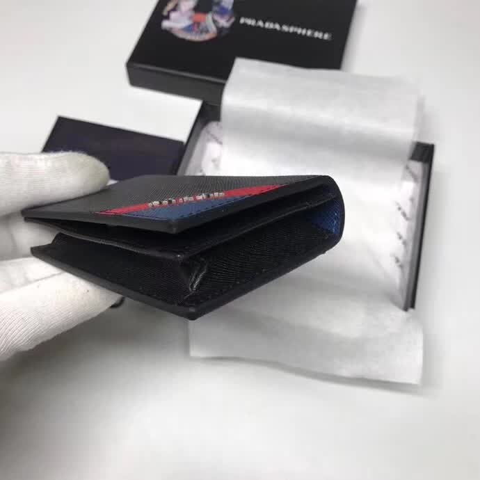 【原版皮】普拉达/Prada 男士卡包，选用十字纹牛皮裁制而成，版型立挺，精湛走线均匀整齐，油边顺滑，做工精致如图可见，款号：2MC122